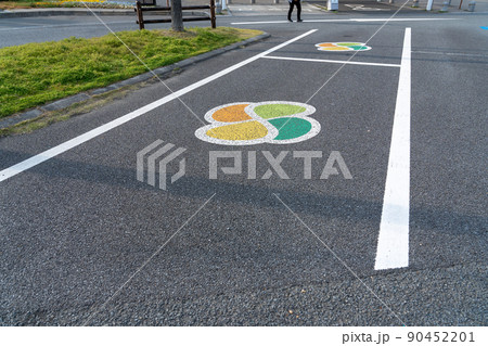 愛媛県 松山自動車道伊予灘サービスエリアの駐車場内にある高齢運転者優先スペース 愛媛県 松山自動車道伊予灘サービスエリアの駐車場内にある高齢運転者優先スペース 90452201