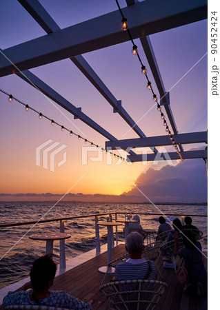 夕焼けの海の桟橋風カフェ 稲毛海浜公園の写真素材 夕焼けの海の桟橋風カフェ 稲毛海浜公園の写真素材