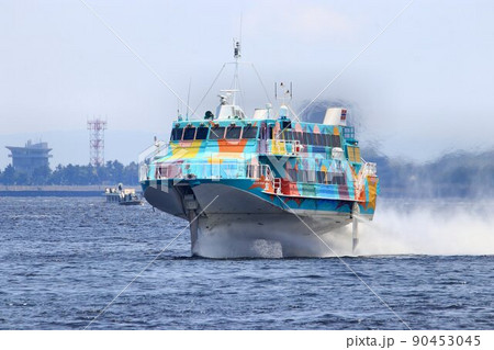 海面を爽快に疾走…東京港内を翼走するジェットホイル 90453045