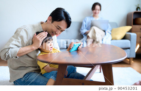 子守する夫と在宅ワーカーの妻 90453201