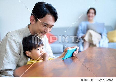 子守する夫と在宅ワーカーの妻 90453202