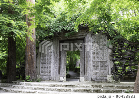 山梨県河口湖にある久保田一竹美術館の入口　（6月初旬） 90453833