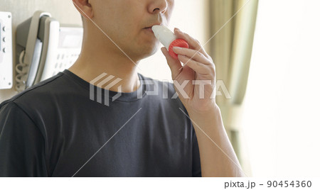 喘息の吸入薬を使う男性 喘息の吸入薬を使う男性 90454360