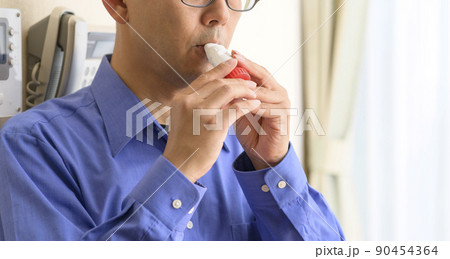 ぜん息の吸入薬を使う男性 90454364
