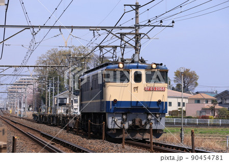 宇都宮線を走るレール運搬貨物列車を引くEF65型電気機関車 宇都宮線を走るレール運搬貨物列車を引くEF65型電気機関車 90454781