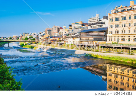 京都　朝の鴨川　四条大橋周辺 90454882