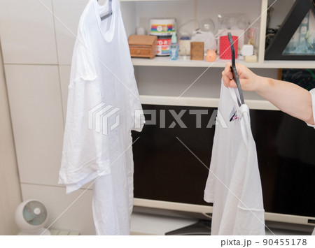 【洗濯物を干すミドル主婦の家事のシーン Tシャツ サーキュレーター有】 【洗濯物を干すミドル主婦の家事のシーン Tシャツ サーキュレーター有】 90455178