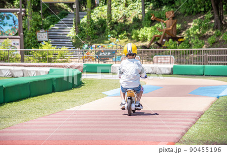 キッズバイクに乗る小学生の男の子 キッズバイクに乗る小学生の男の子 90455196