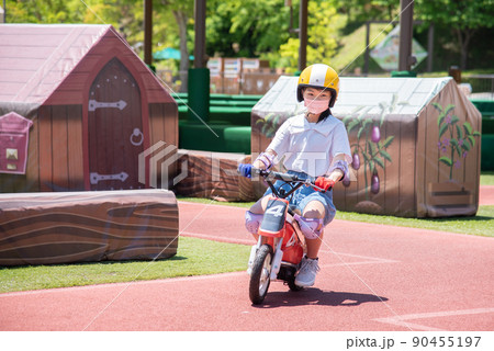 キッズバイクに乗る小学生の女の子 90455197