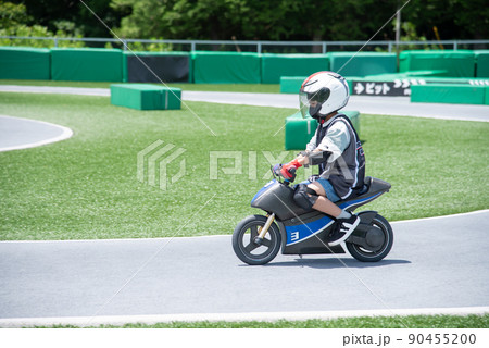 電動バイクに乗る小学生の男の子 電動バイクに乗る小学生の男の子 90455200