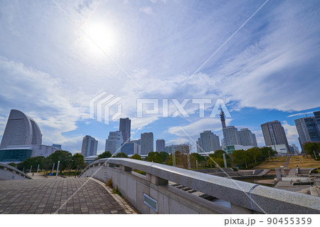 横浜市の臨港パークアーチ橋から南西側(みなとみらい1丁目~4丁目)の高層ビルなど 横浜市の臨港パークアーチ橋から南西側(みなとみらい1丁目~4丁目)の高層ビルなど 90455359