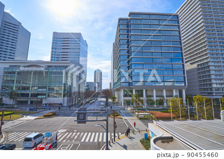 横浜市みなとみらいのパシフィコ横浜前交差点付近から南西側(2丁目,3丁目)を見る 90455460