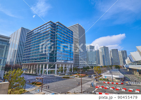 横浜市みなとみらいのパシフィコ横浜前交差点付近から西側(3丁目,4丁目)を見る 90455479