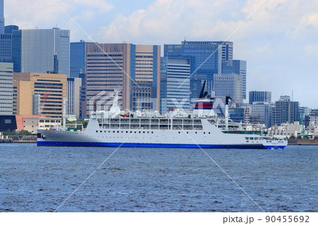 丸一日の船旅へ…父島・母島の命を支える貨客船 3代目おがさわら丸 丸一日の船旅へ…父島・母島の命を支える貨客船 3代目おがさわら丸 90455692