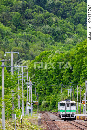 北海道の廃止が取り沙汰されている無人駅を出発する根室本線の列車 北海道の廃止が取り沙汰されている無人駅を出発する根室本線の列車 90455705