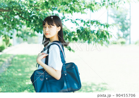 夏服の女子高生 90455706