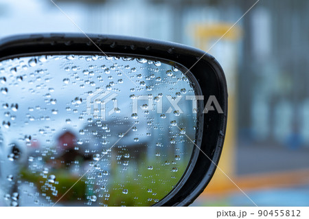 車のサイドミラーに付いた水滴 90455812