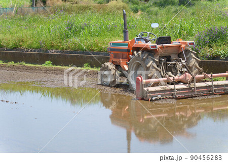 田植えの準備を終えたトラクター 90456283