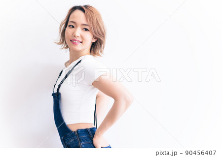 若い女性のポートレート 90456407