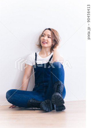 若い女性のポートレート 90456413