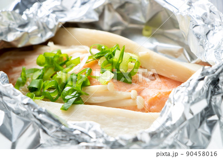 鮭のホイル焼き。 鮭のホイル焼き。 90458016