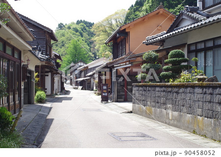 銀山のある大森地区の街並の景色 90458052