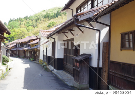 銀山のある大森地区の街並の景色 90458054