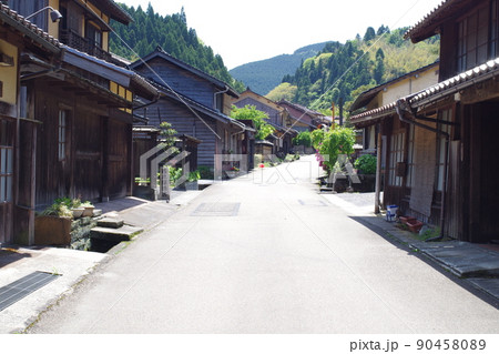 銀山のある大森地区の街並の景色 90458089