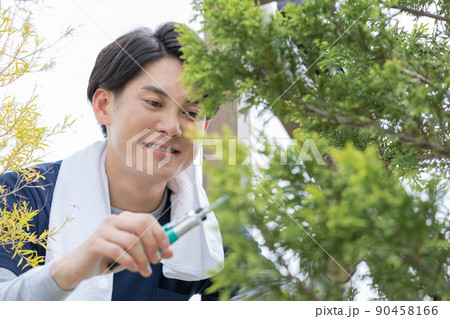 若い植木職人 90458166