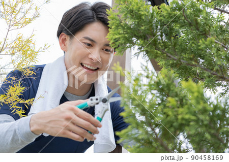 若い植木職人 90458169