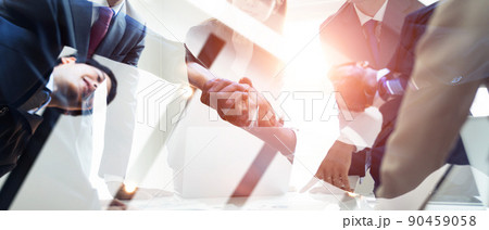 握手する人々　パートナーシップ 90459058