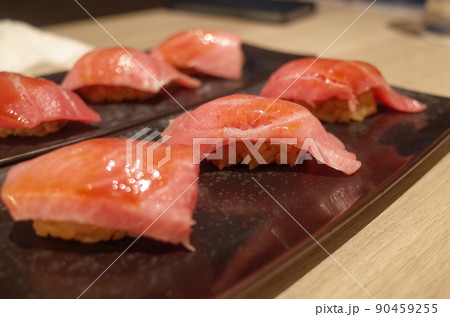 甘いタレのかかったマグロの握り 90459255