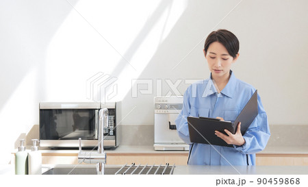 不動産　点検　設備　作業服　女性　ガスコンロ 90459868