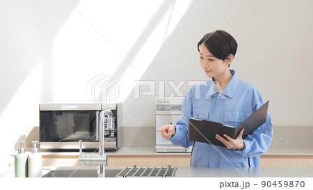 不動産 点検 設備 作業服 女性 ガスコンロ 不動産 点検 設備 作業服 女性 ガスコンロ 90459870