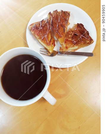 コーヒーとアップルパイの朝ごはん 90459905