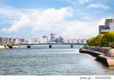 南大橋から元安川の下流域にある南千田橋、宇品橋方面を展望しています。港湾市街の風景です。広島県 南大橋から元安川の下流域にある南千田橋、宇品橋方面を展望しています。港湾市街の風景です。広島県 90460060