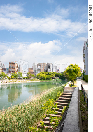 川のある市街地風景です。天満川の西方面を写しています。上流域の新横川橋方向を展望しています。広島県 90460064