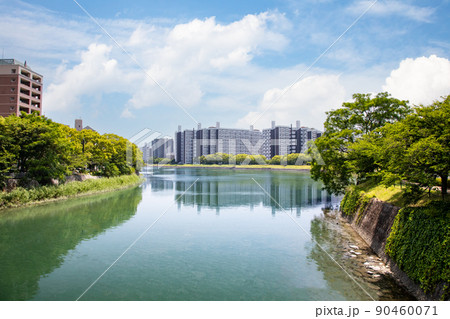 本川の分流地点の市街地風景です。正面に基町のビル群がみえます。リバーサイド住居のイメージにどうぞ。 90460071