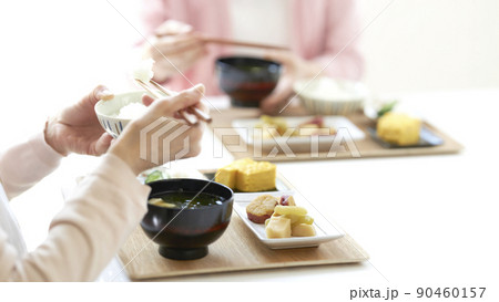女性2人の食事　朝食　和食　手元 90460157