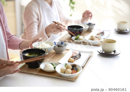 女性2人の食事 朝食 和食 手元 女性2人の食事 朝食 和食 手元 90460161