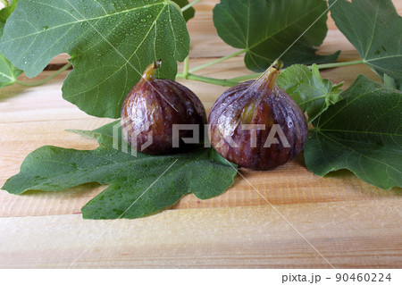 Figs on table 90460224
