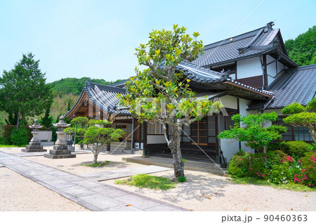 【瀬戸内三十三観音霊場】第十五番　初夏の千手院の境内　岡山県井原市 90460363