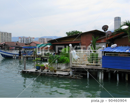 同じ姓の一族が暮らす水上住居、クラン・ジェティ（ペナン島）桟橋の先端 90460904