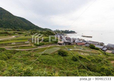 京都府京丹後市の袖志の棚田の田植えの頃の風景 90461533