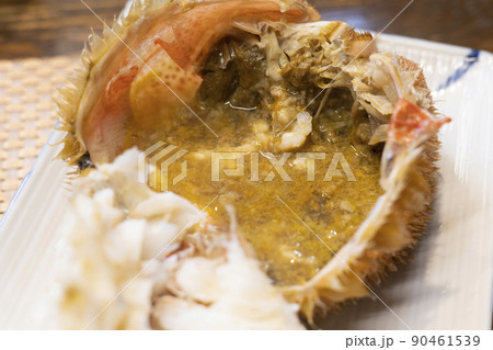 北海道で食べる、おいしい茹で蟹、かに味噌 90461539