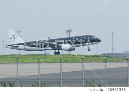 着陸する旅客機 90462543