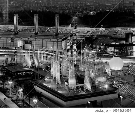 ＜大阪府＞大阪万博、香港館、奥左から英国館、チェコスロバキア館 90462604