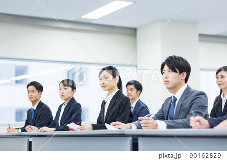 セミナーを受けるスーツを着た男女 セミナーを受けるスーツを着た男女 90462829