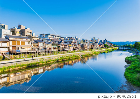京都　納涼床が並ぶ鴨川　四条大橋周辺 90462851