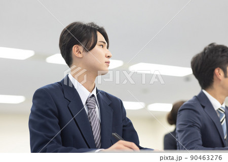 セミナーを受ける新入社員 90463276